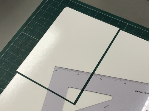 紙製薄型ホワイトボードをカットしている写真