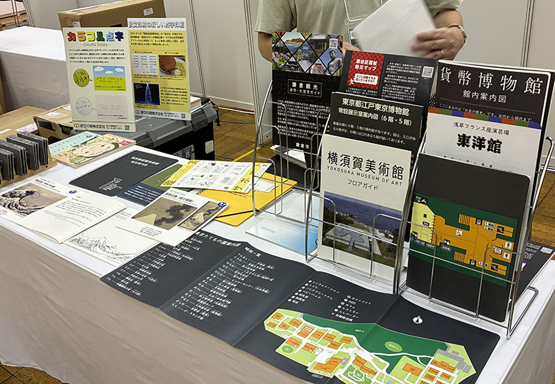 ブースの拡大写真。触知案内図などの展示物が見える。