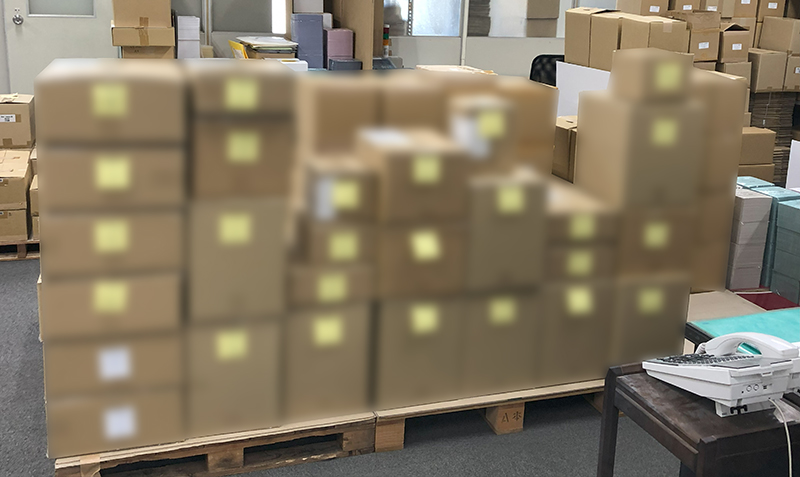 積み上げた段ボールの写真