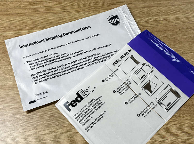 UPSとFedexの封筒の表側の写真