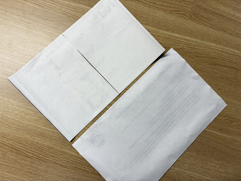 UPSとFedexの封筒の裏面の写真